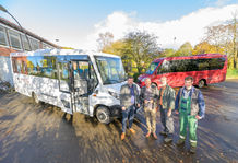 Bild der Übergabe des neuen Schulbusses an Bürgermeister Klaus Langer und die beiden Fahrer Jens Hagge und Patrick Schweiger.